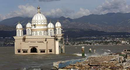 Indonesia: hallan vivos a 34 niños y 4 bebés nacen en un barco hospital tras terremoto y tsunami
