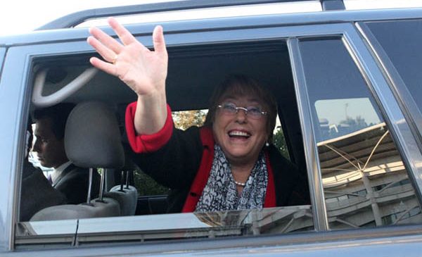 Bachelet se va de Chile, diciendo que cuidará a “todes los niños” y asegurando también que dejó al país en “el camino correcto”
