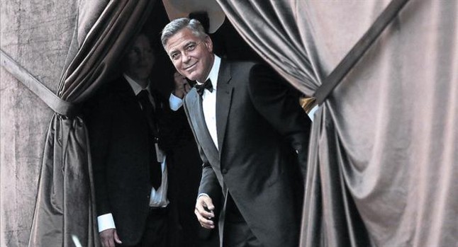 George Clooney se recupera tras fuerte accidente en moto, en Italia