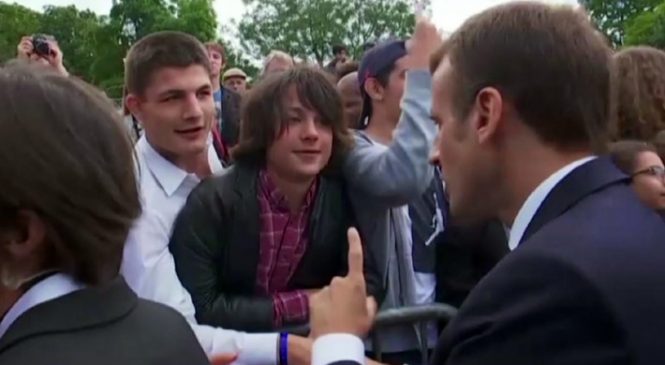 Presidente de Francia “le para el carro” a joven que lo llamó “Manu”