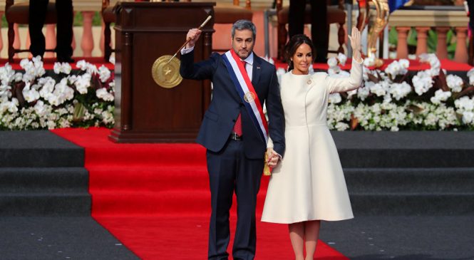 Asume nuevo presidente en Paraguay. El gobernante es de derecha, militante del Partido Colorado