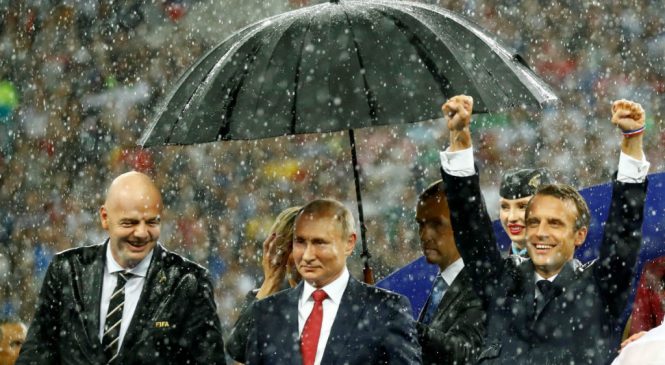 FRANCIA CAMPEÓN!  Putin no se mojó pero presidentes de Francia y Croacia, quedaron empapados. Poca cordialidad es destacada por prensa mundial